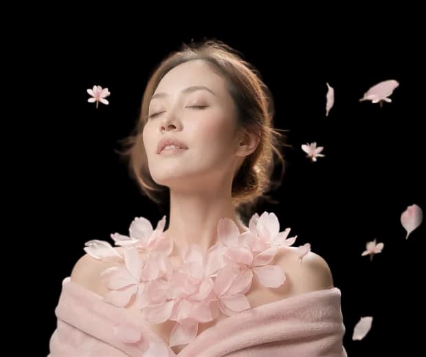 Khách hàng trải nghiệm dịch vụ trẻ hóa tại Aura Beauty