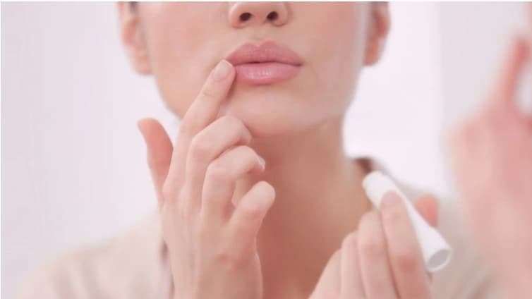 Dưỡng ẩm môi kỹ càng sau khi phun xăm 