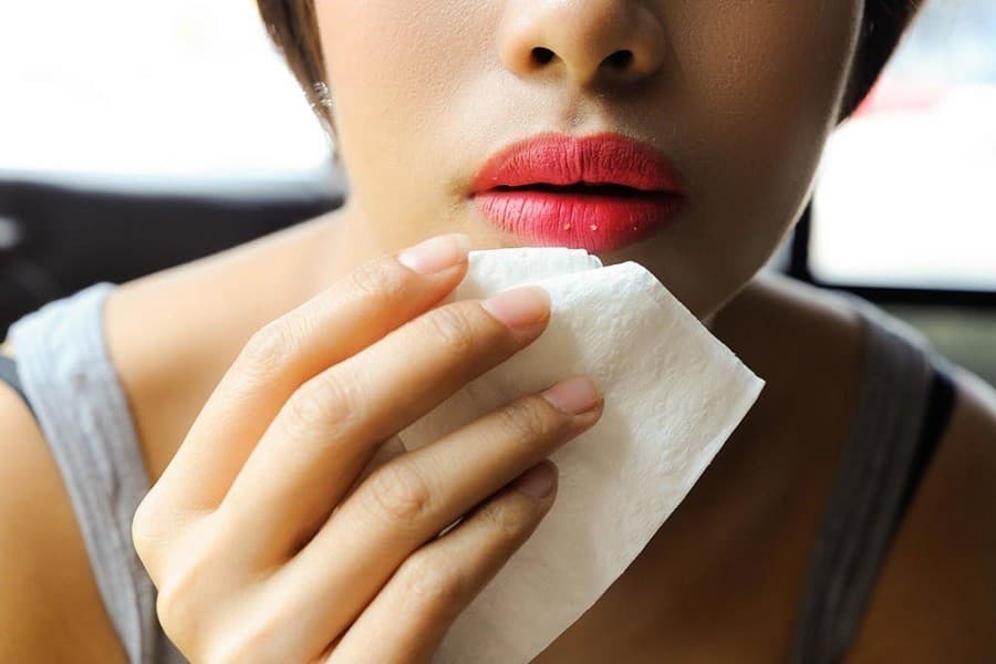 Dặm nhẹ nhàng khăn giấy thấm nước lên môi cho đến khi môi khô hoàn toàn