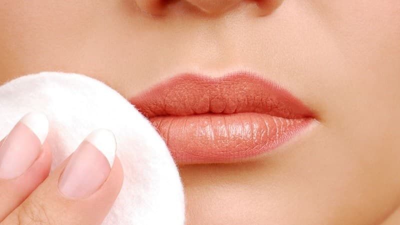 Dùng bông tẩy trang thấm nước muối lau nhẹ nhàng lên môi