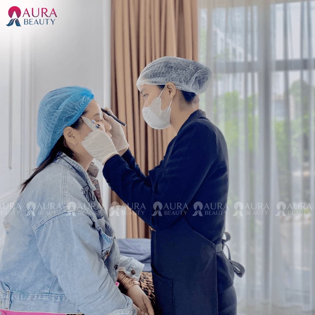 Phụ thuộc vào cơ địa của từng người, phun xăm chân mày sẽ có kết quả khác nhau 