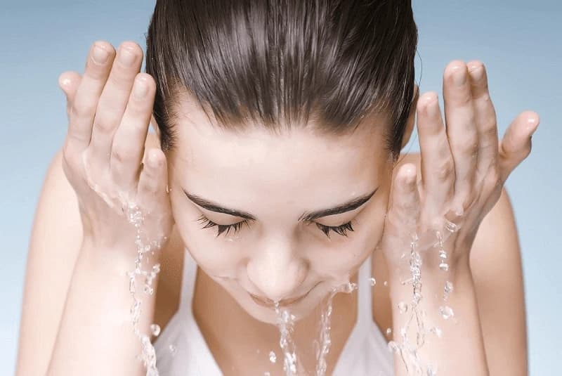 Nên kiêng nước từ 3 - 5 ngày sau khi xăm chân mày 