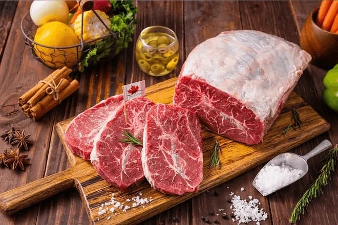 Thịt bò giàu sắt làm tăng lưu lượng máu tại vùng môi, dễ gây bầm tím