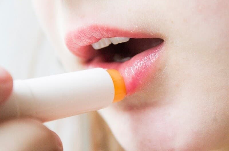 Cung cấp độ ẩm cho môi sau xăm bằng son dưỡng