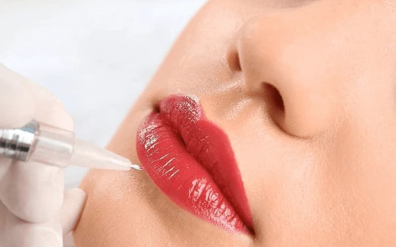 Người có cơ địa nóng, da lâu lành, nên kiêng thịt bò ít nhất 1 tháng để tránh thâm, sưng hoặc loang màu.