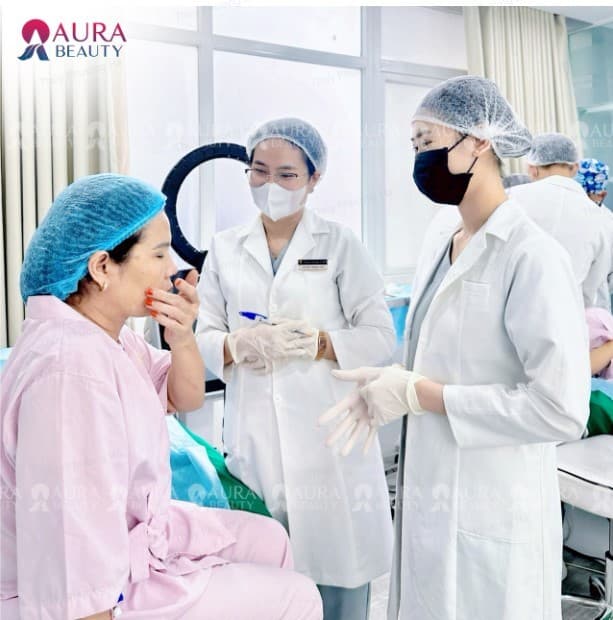 Bạn nên gặp bác sĩ, chuyên viên khi môi sau 2 tháng vẫn chưa lên màu 