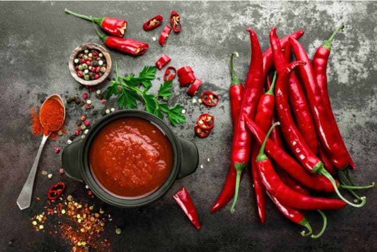 Thức ăn cay nóng sẽ khiến môi lên màu không chuẩn 