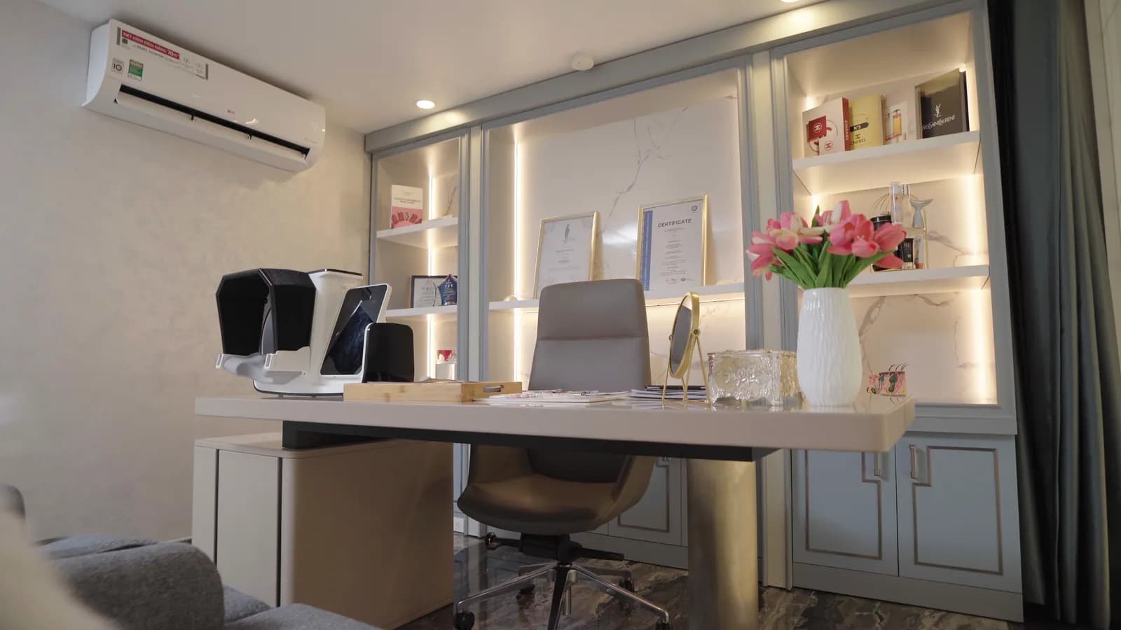 Phòng tư vấn soi da tại phòng khám Aura Beauty