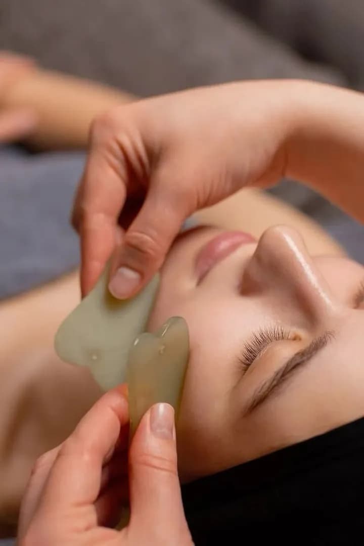 Thao tác dẫn lưu detox trên vùng má