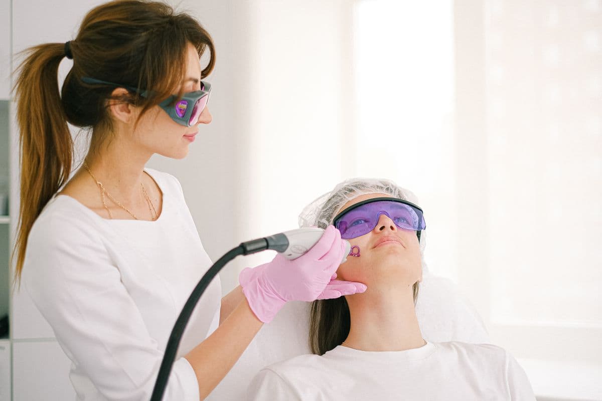 Pico Laser vs. Q-Switch: Đâu Là Lựa Chọn Tối Ưu Cho Nám & Tàn Nhang?