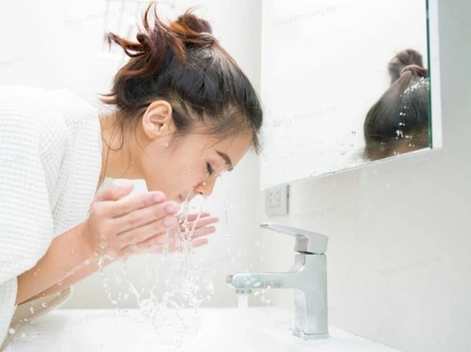 Xăm môi bao lâu thì được rửa mặt?