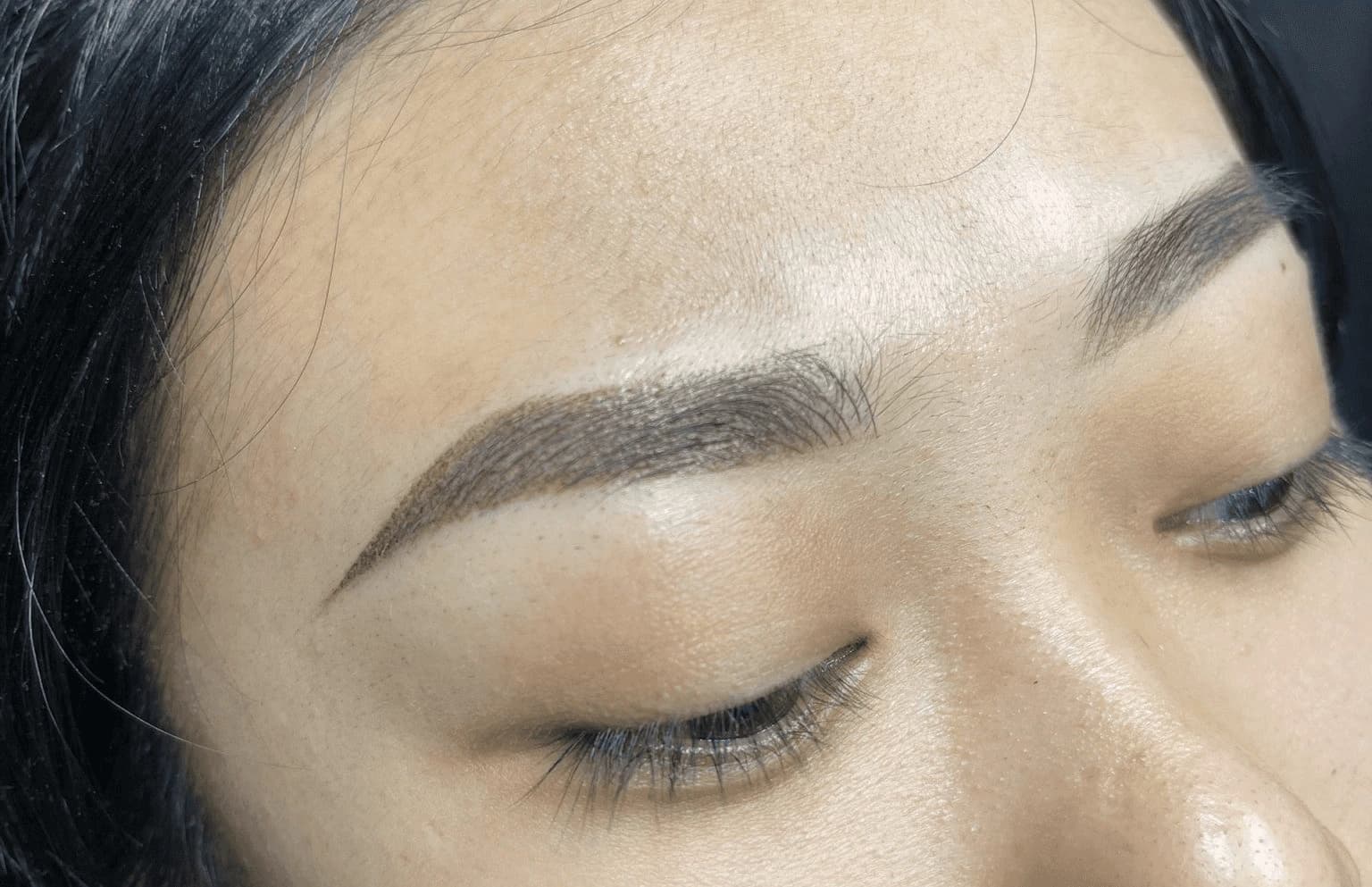 Các phương pháp hiện đại như phun mày shading hay ombre thường có mức giá cao hơn do đòi hỏi kỹ thuật chính xác