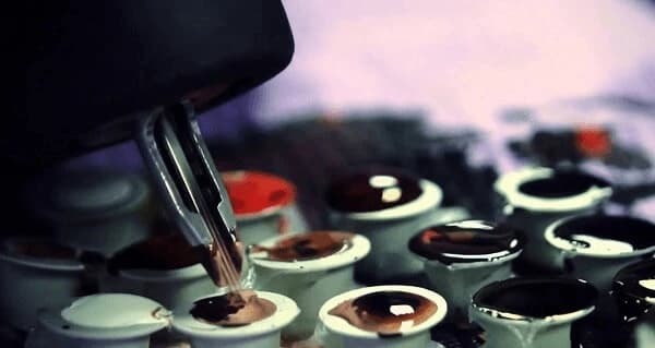 Mực xăm lông mày kém chất lượng có thể khiến chân mày trổ đỏ