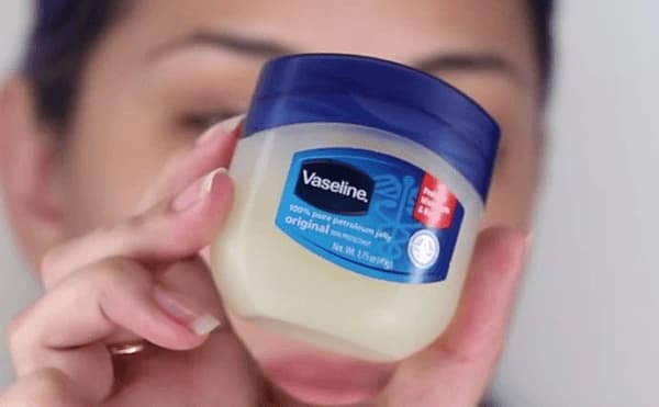 Nên thoa vaseline sau 2-3 ngày phun xăm