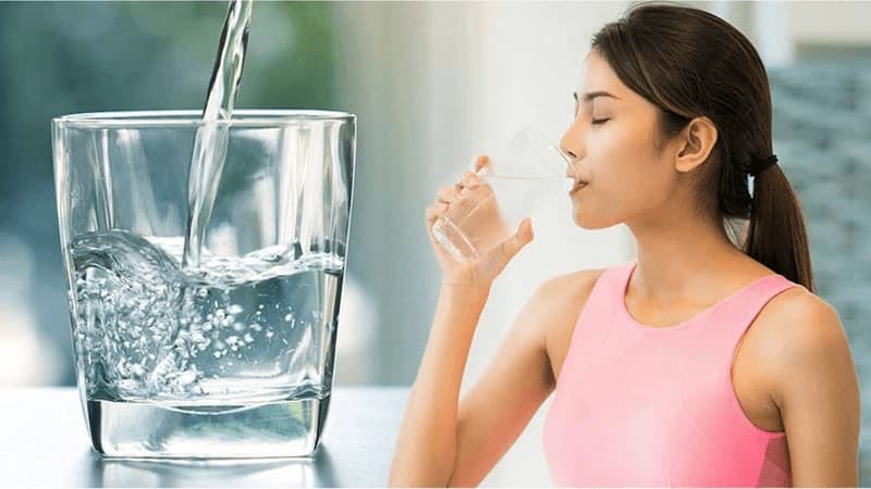 Bạn chỉ cần tăng cường uống nhiều nước đúng cách để giúp môi phục hồi tốt hơn