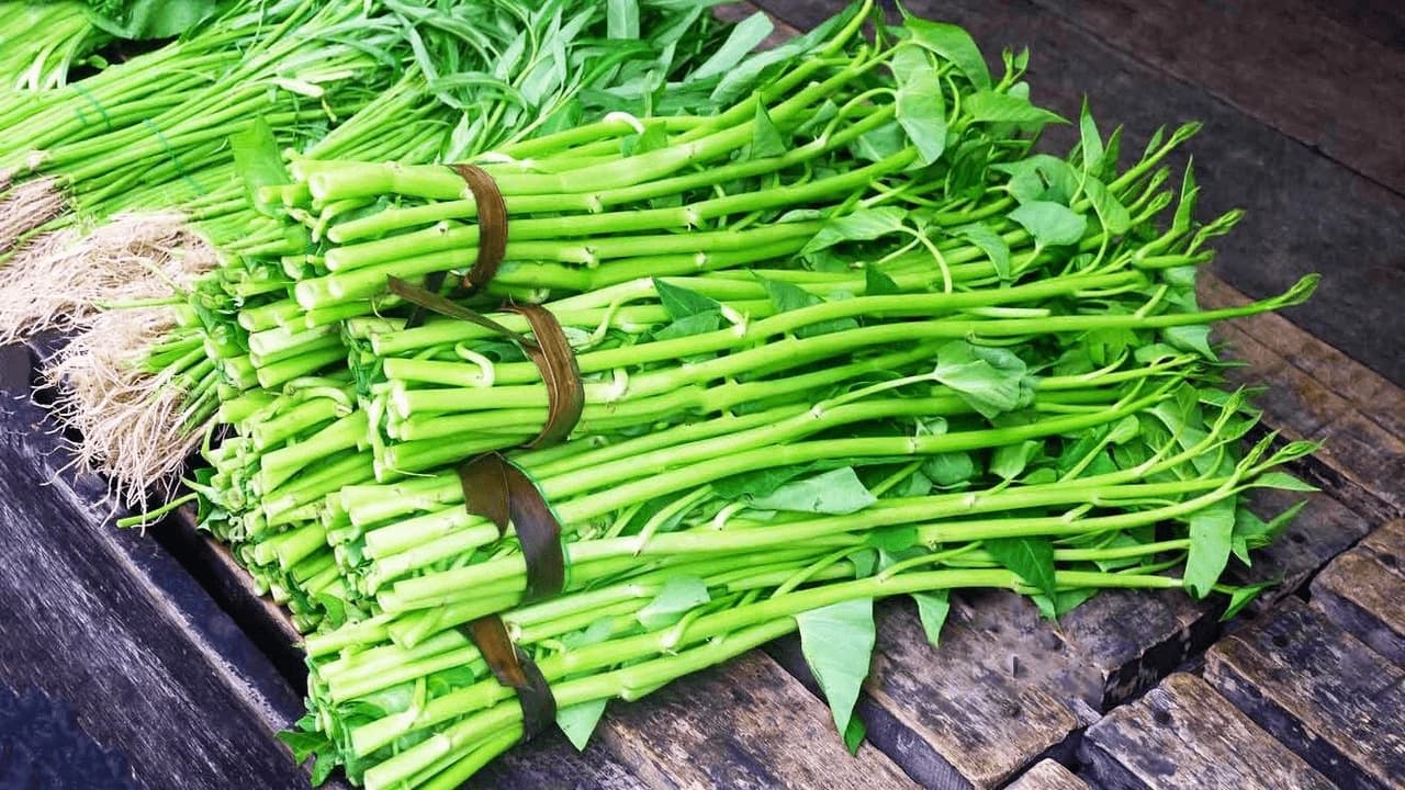 Bạn nên hạn chế ăn rau muống sau khi khử thâm môi
