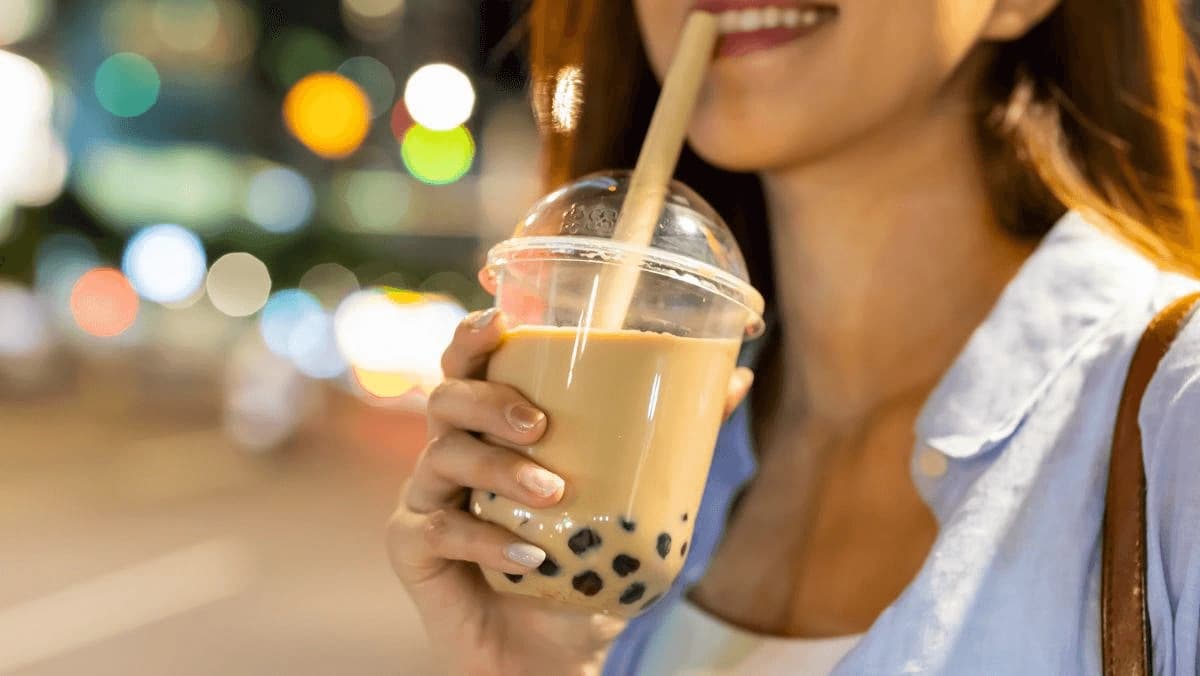 Sau khoảng 2 - 3 tuần khử thâm môi, bạn có thể uống trà sữa