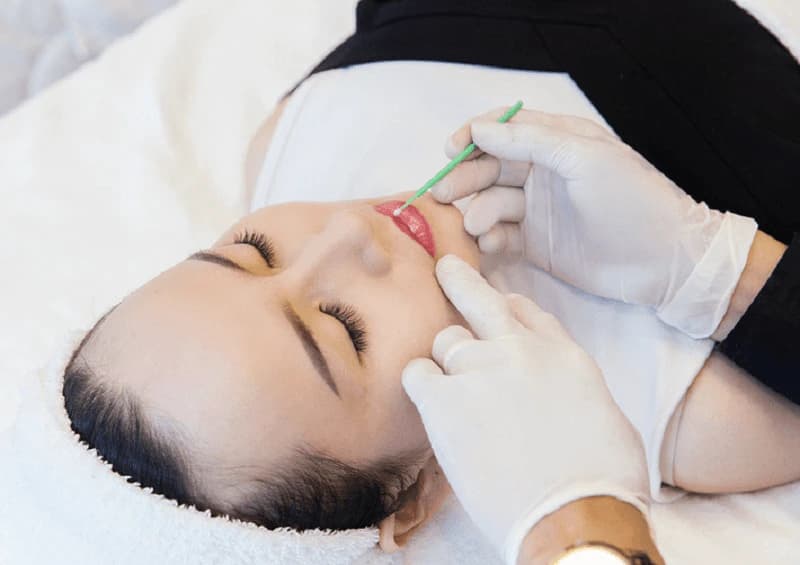 Khách hàng sẽ được vệ sinh môi kỹ càng trước khi phun nano