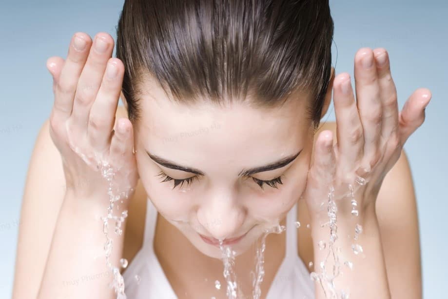 Tránh để môi tiếp xúc với nước sau khi xăm