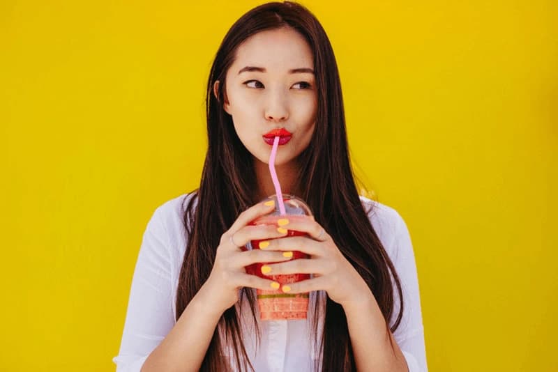 Bạn nên uống nước bằng ống hút sau khi khử thâm môi