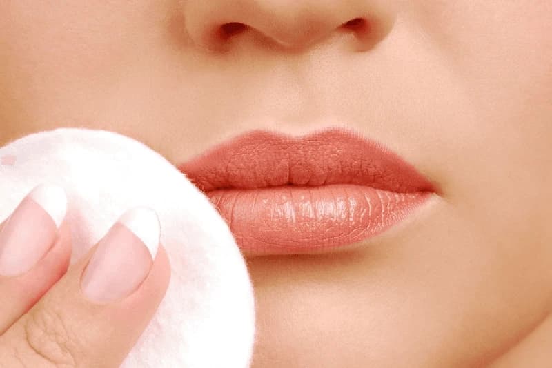 Hãy dùng tăm bông thấm nước muối sinh lý lau sạch vùng môi để loại bỏ hoàn toàn dư lượng cà phê còn bám lại