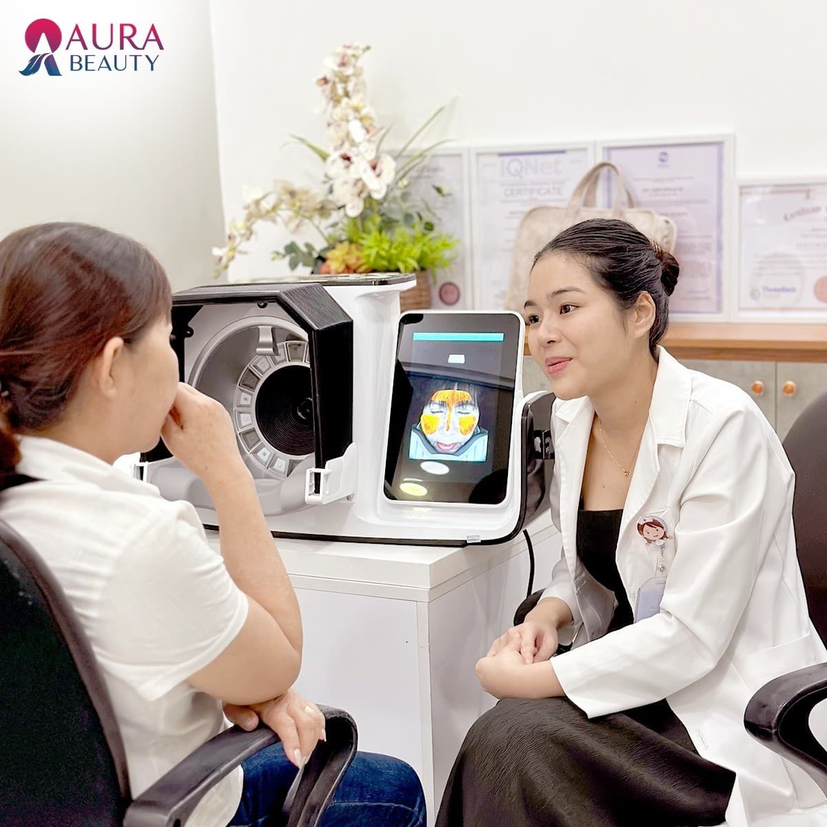 Khách hàng và bác sĩ tại thẩm mỹ viện Aura
