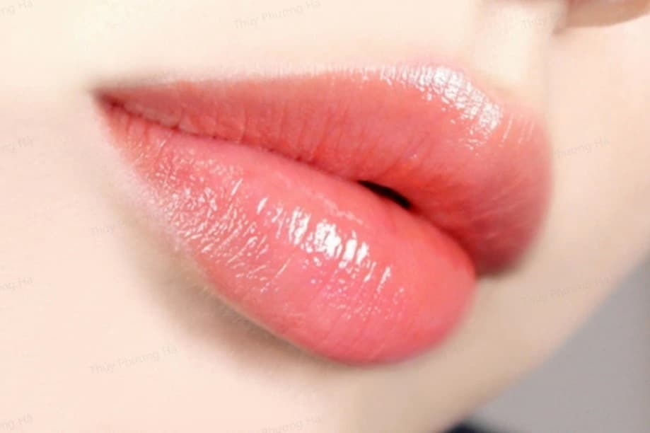 Đôi mô mềm mịn và căng bóng sau khi phun môi collagen màu hồng đào