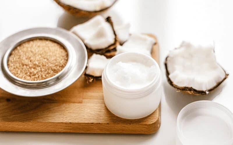 Hỗn hợp từ mật ong, dầu dừa và đường nâu có thể giúp tẩy tế bào chết cho môi