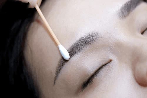 Việc vệ sinh chỉ nên thực hiện tối đa 2 lần mỗi ngày (sáng và tối), tránh lau rửa liên tục