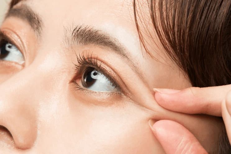 Không chà xát hay dụi mắt dễ khiến chỉ bị bung