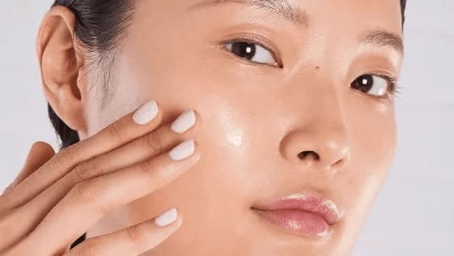 Những ai có cơ địa xấu, da dầu hoặc da khó bám mực thường khiến màu xăm nhanh phai và dễ biến đổi sắc
