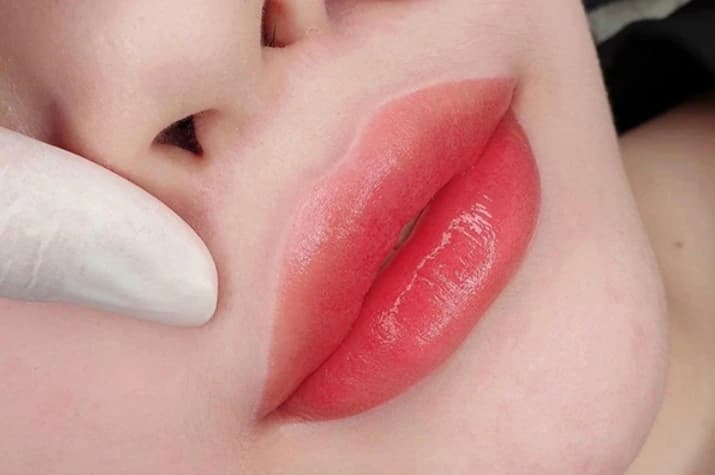 Sự khác biệt giữa xăm môi và phương pháp cấy môi sinh học là gì?