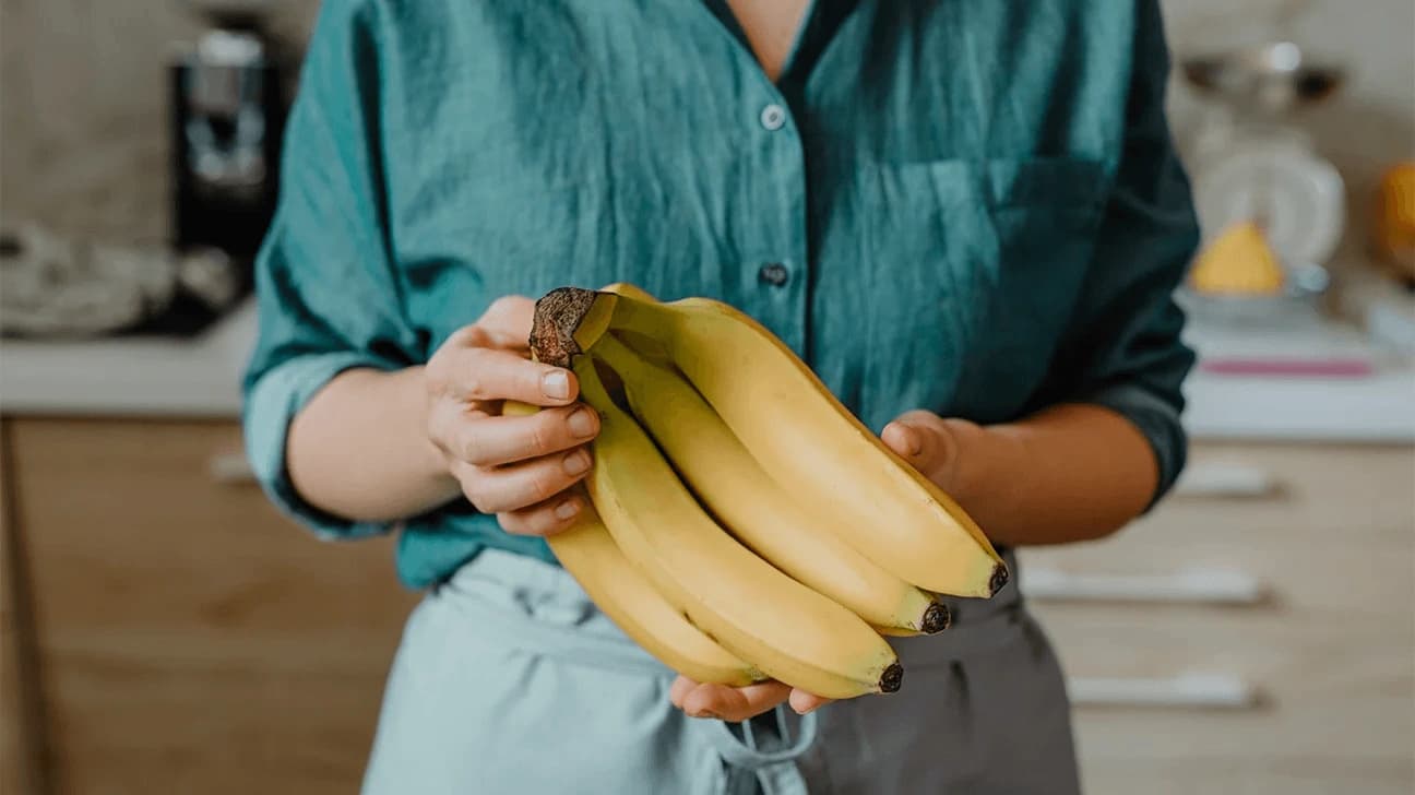 Sau khi phun xăm môi, bạn nên bổ sung nhiều chất dinh dưỡng, vitamin có trong hoa quả