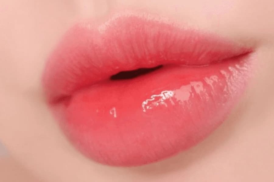 Sự pha trộn giữa hồng nhạt và cam san hô mang đến sắc môi tươi tắn, tự nhiên