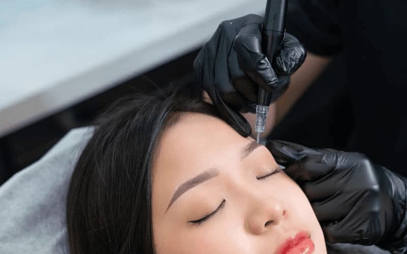 Chuyên viên giàu kinh nghiệm sẽ biết cách chọn dáng mày và màu sắc phù hợp