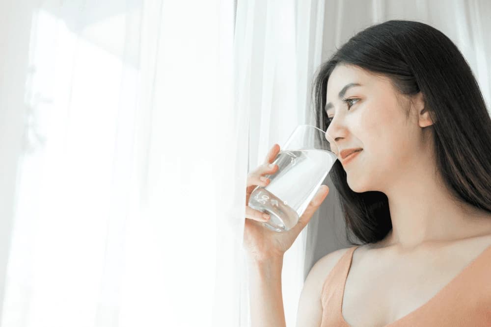 Sau khi phun xăm môi, bạn hãy uống đủ nước để môi mềm mịn, hồng hào
