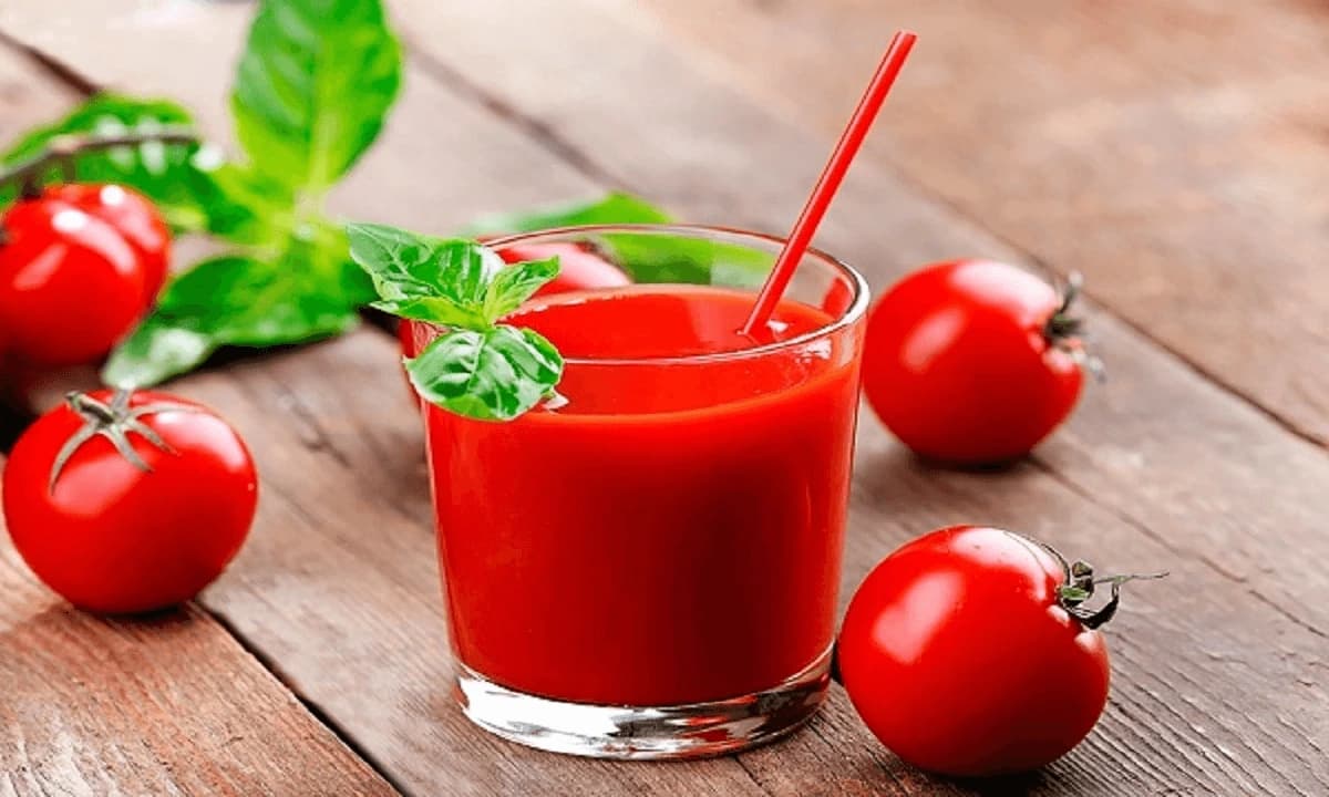Nước ép cà chua cũng là lựa chọn hoàn hảo sau khi xăm môi