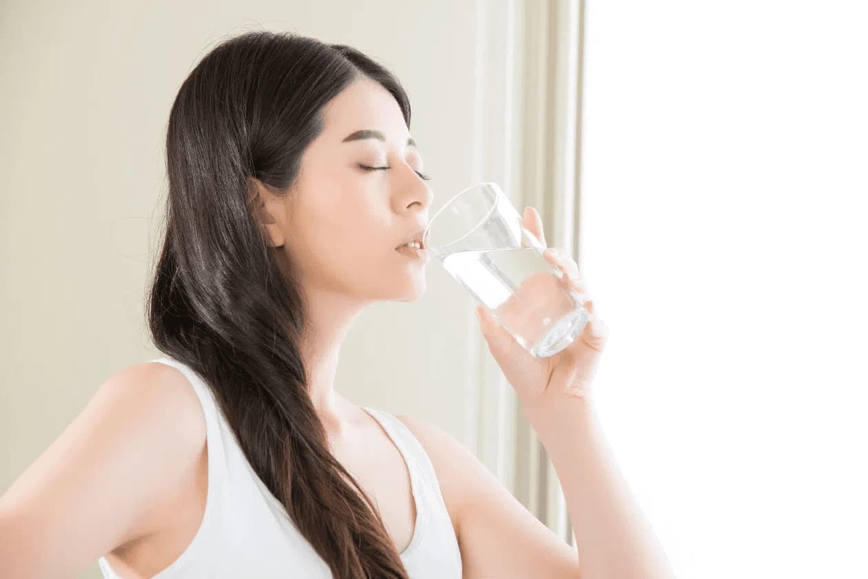Nước lọc luôn là lựa chọn hàng đầu sau khi xăm môi