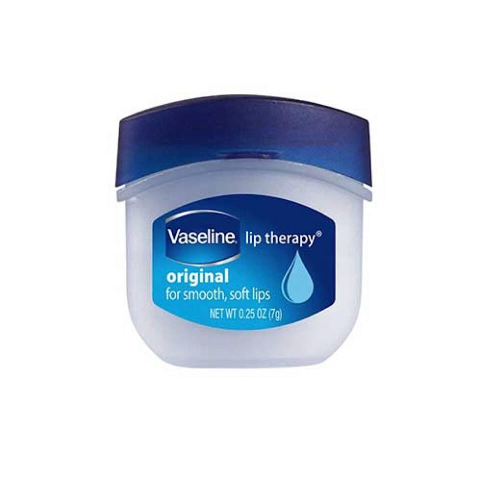 Vaseline là một trong những sản phẩm lành tính phù hợp chân mày sau phun xăm