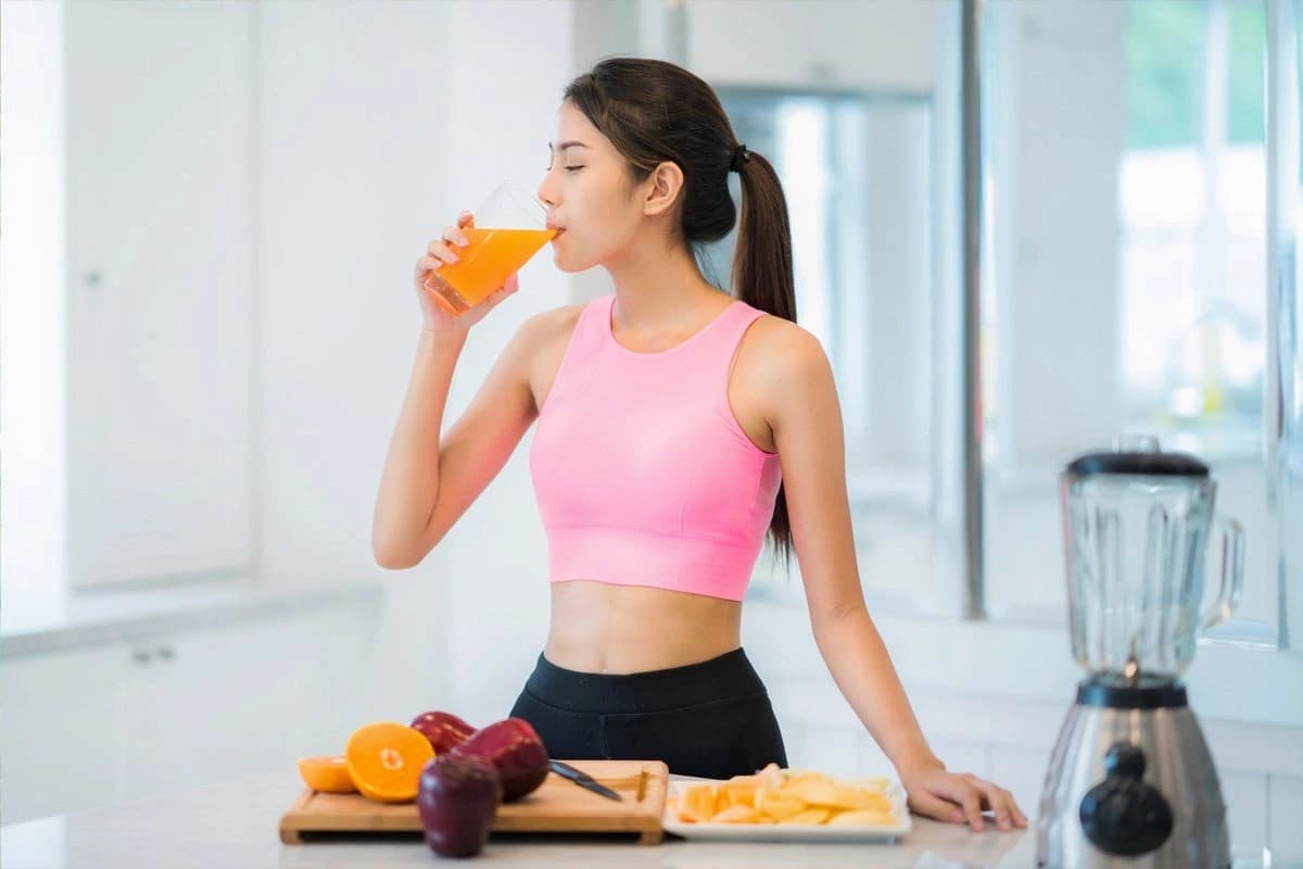 Bổ sung vitamin C cho cơ thể cũng là cách giúp chân mày lên màu nhanh