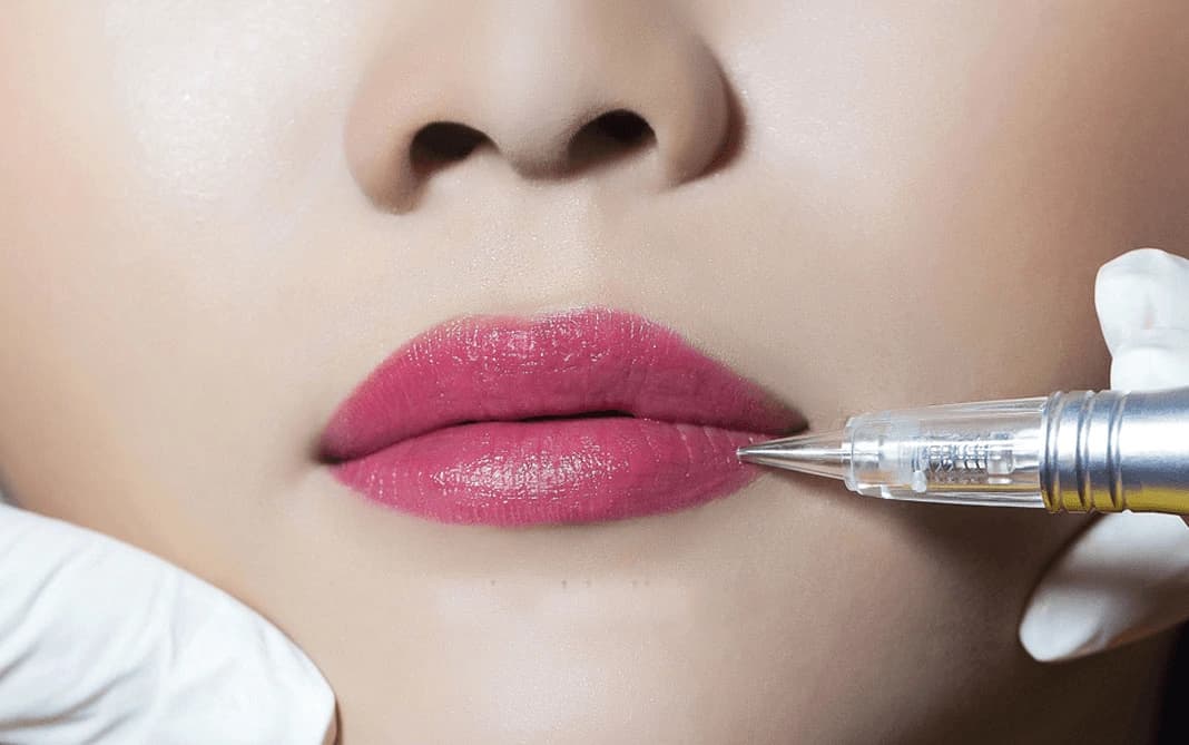 Sau khi xăm môi cần phải kiêng ăn thịt gà