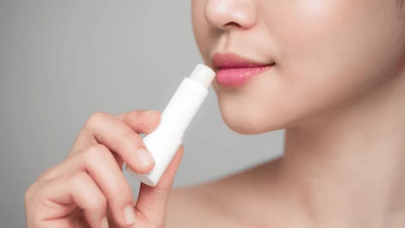 Bạn hãy sử dụng son dưỡng môi để có được làn môi căng bóng, mềm mịn