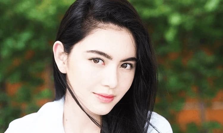 Lông mày rậm, dài thể hiện người có tư duy mạnh mẽ