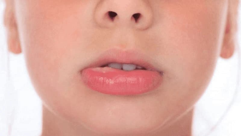 Môi sưng nhẹ là tình trạng mà nhiều chị em có thể gặp phải sau khi phun xăm