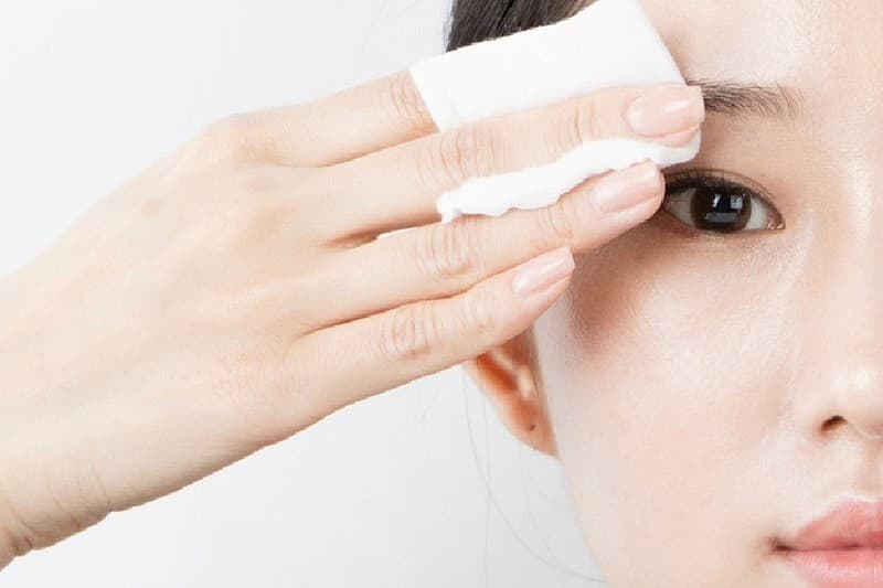 Vệ sinh lông mày bằng nước muối sinh lý