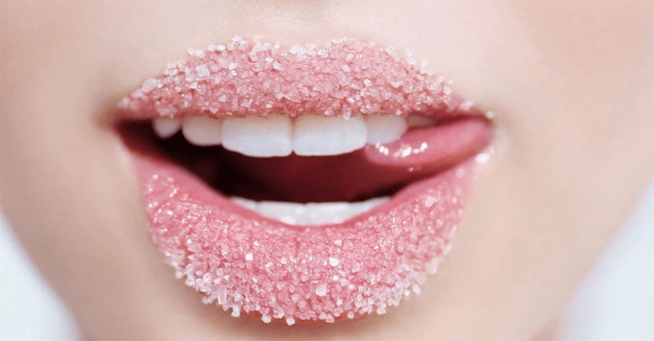 Thường xuyên tẩy tế bào chết để loại bỏ lớp da xỉn màu trên môi