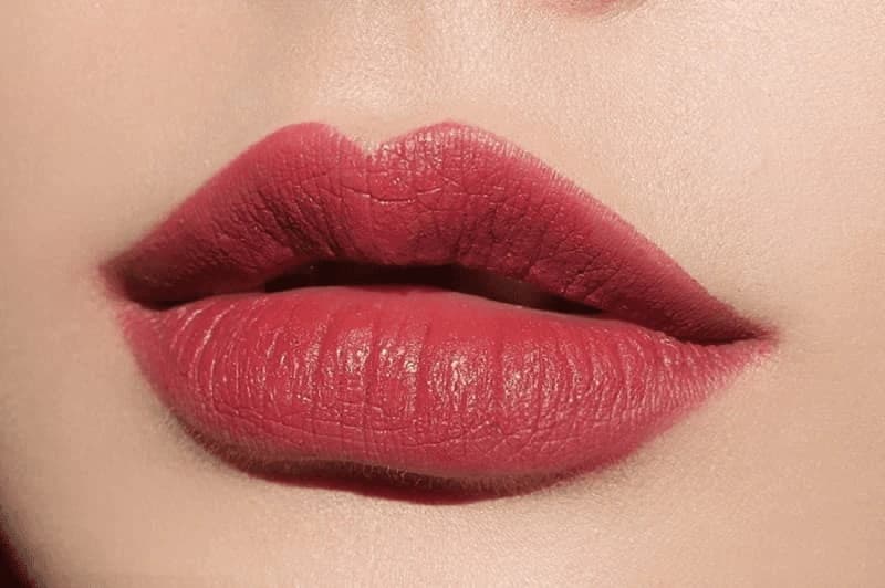 Màu đỏ mận giúp bạn thêm phần cuốn hút, toát lên nét bí ẩn