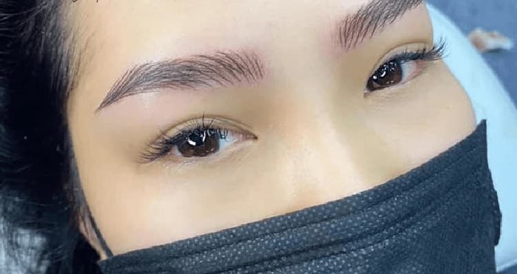 Chân mày trổ đỏ là tình trạng có thể dễ dàng nhận biết bằng mắt thường