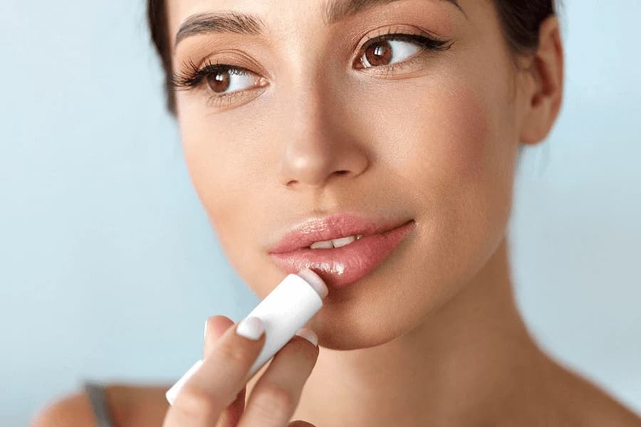 Vệ sinh môi đúng cách sẽ khắc phục được tình trạng nổi mụn nước