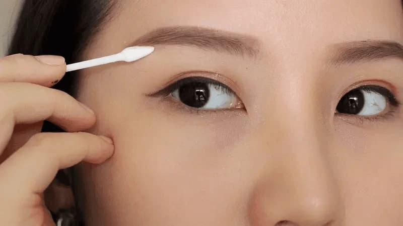 Sau khi phun lông mày cần tránh để dính nước để da được phục hồi
